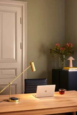 Hubble Read Tischleuchte mit kabelloser Aufladung